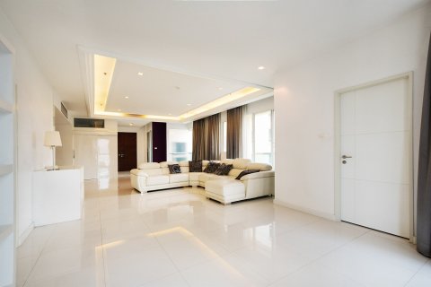 Condominio de 4 dormitorios en Bangkok, Tailandia № 181025 - foto 18