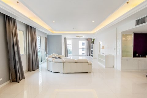 Condominio de 4 dormitorios en Bangkok, Tailandia № 181025 - foto 3