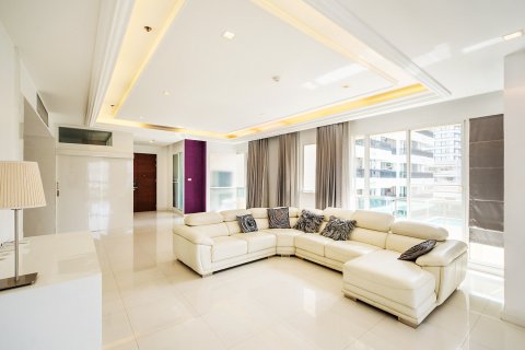 Condo in Bangkok, Thailand, 4 bedrooms  № 181025
