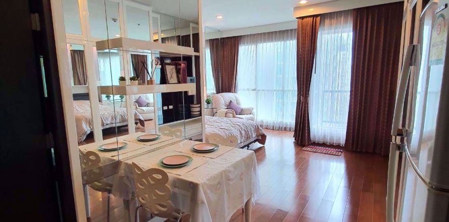 Studio in the Condo in Bangkok, Thailand in The Address Chidlom № 51361