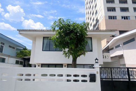 House in Bangkok, Thailand 5 bedrooms № 190345 - photo 2