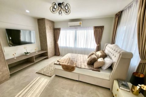 Casa de 5 dormitorios en Pattaya, Tailandia № 157728 - foto 6