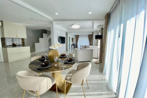 Casa de 5 dormitorios en Pattaya, Tailandia № 157728 - foto 3