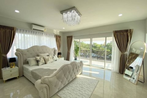 Casa de 5 dormitorios en Pattaya, Tailandia № 157728 - foto 5