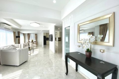 Casa de 5 dormitorios en Pattaya, Tailandia № 157728 - foto 9