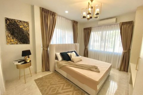 Casa de 5 dormitorios en Pattaya, Tailandia № 157728 - foto 8