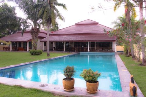 Chalet de 5 dormitorios en Hua Hin, Tailandia № 168514 - foto 3