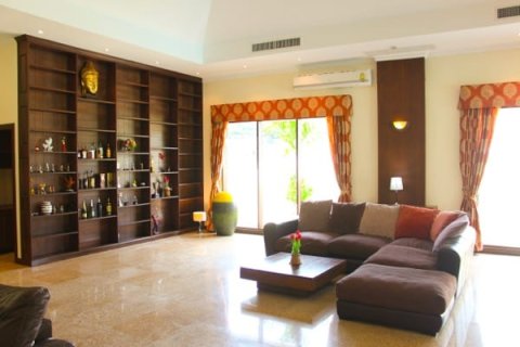 Chalet de 5 dormitorios en Hua Hin, Tailandia № 168514 - foto 15