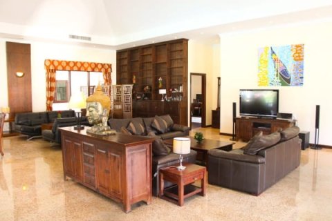Chalet de 5 dormitorios en Hua Hin, Tailandia № 168514 - foto 17