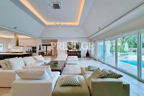 Casa de 5 dormitorios en Pattaya, Tailandia № 197937 - foto 4
