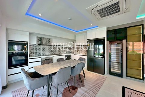 Condo in Pattaya, Thailand, 3 bedrooms  № 197941 - photo 6