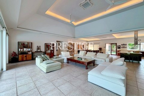 Casa de 5 dormitorios en Pattaya, Tailandia № 197936 - foto 3