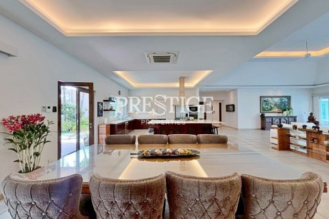 Casa de 5 dormitorios en Pattaya, Tailandia № 197936 - foto 8