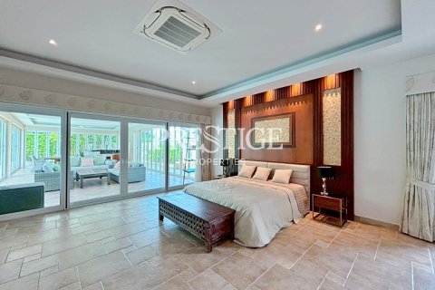 Casa de 5 dormitorios en Pattaya, Tailandia № 197936 - foto 12