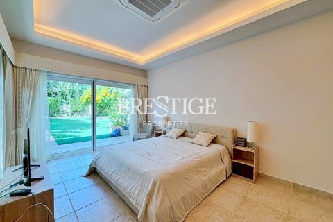 Casa de 5 dormitorios en Pattaya, Tailandia № 197936 - foto 18