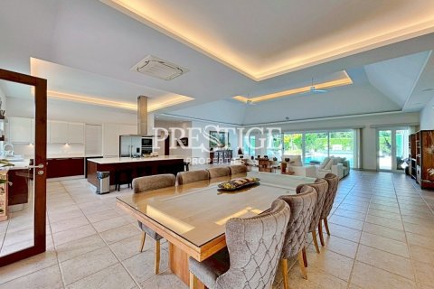 Casa de 5 dormitorios en Pattaya, Tailandia № 197936 - foto 6