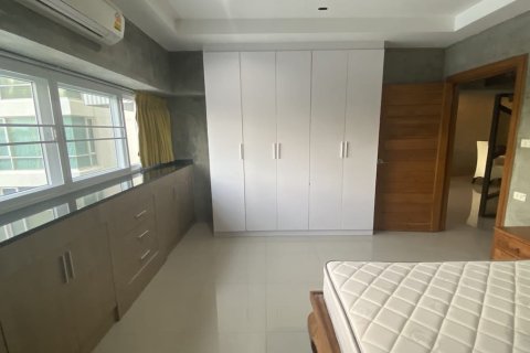 Condominio de 3 dormitorios en Khlong Toei, Bangkok, Tailandia № 200962 - foto 2