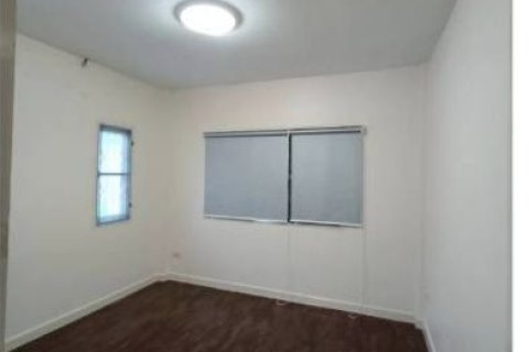 Casa de 5 dormitorios en Samut Prakan, Tailandia № 149107 - foto 13