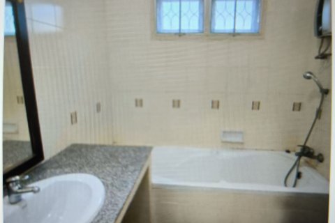 Casa de 5 dormitorios en Samut Prakan, Tailandia № 149107 - foto 12