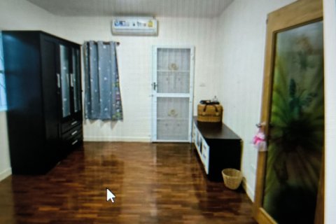 Casa de 5 dormitorios en Samut Prakan, Tailandia № 149107 - foto 11