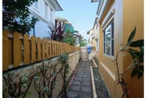 Casa de 5 dormitorios en Samut Prakan, Tailandia № 149107 - foto 4