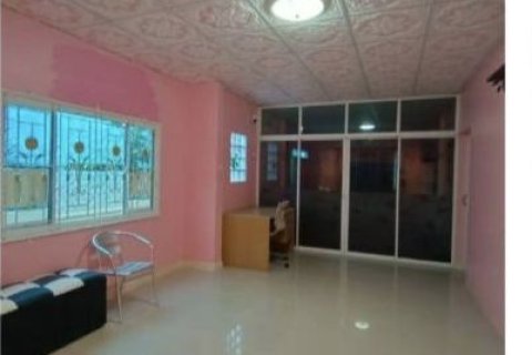 Casa de 5 dormitorios en Samut Prakan, Tailandia № 149107 - foto 5