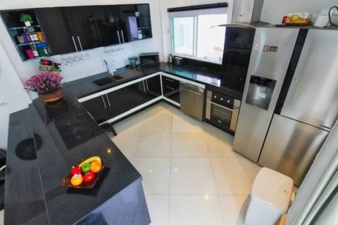 Casa de 6 dormitorios en Pattaya, Tailandia № 157729 - foto 15