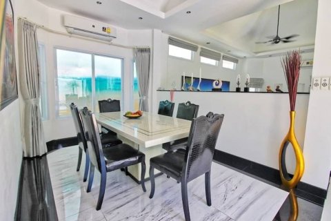 Casa de 6 dormitorios en Pattaya, Tailandia № 157729 - foto 12