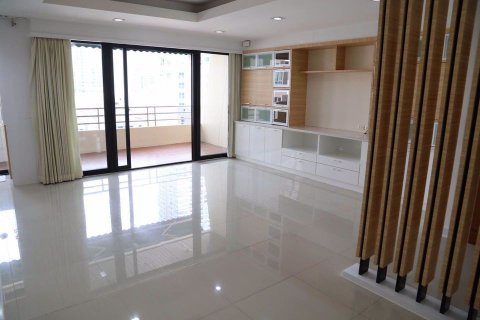 Condo in Bang Rak, Bangkok, Thailand, 2 bedrooms  № 54189