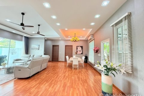 Casa de 5 dormitorios en Pattaya, Tailandia № 163989 - foto 14