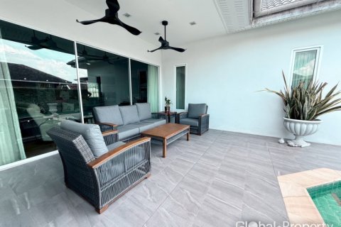 Casa de 5 dormitorios en Pattaya, Tailandia № 163989 - foto 6