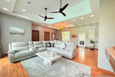 Casa de 5 dormitorios en Pattaya, Tailandia № 163989 - foto 12