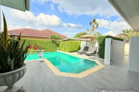 Casa de 5 dormitorios en Pattaya, Tailandia № 163989 - foto 9