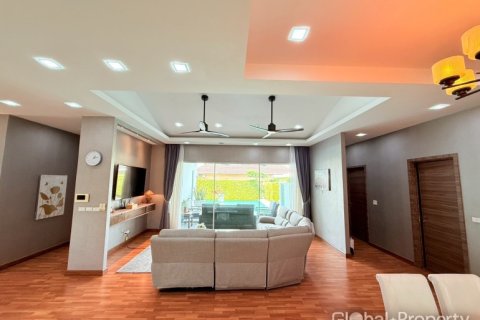 Casa de 5 dormitorios en Pattaya, Tailandia № 163989 - foto 16