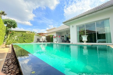 Casa de 5 dormitorios en Pattaya, Tailandia № 163989 - foto 2