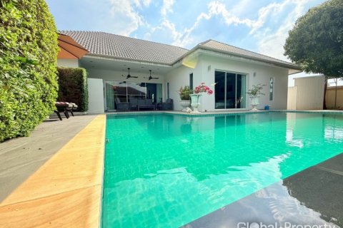 House in Pattaya, Thailand 5 bedrooms № 163989