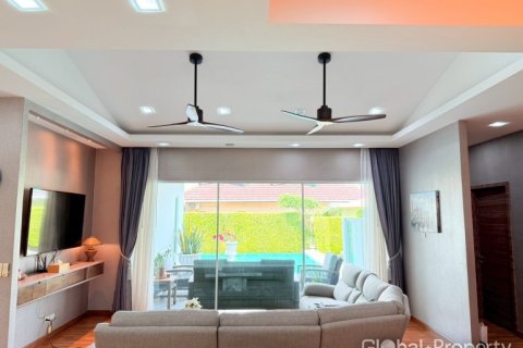 Casa de 5 dormitorios en Pattaya, Tailandia № 163989 - foto 17