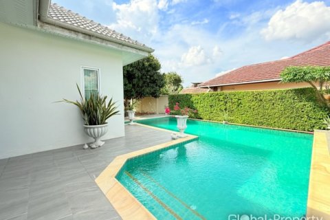 Casa de 5 dormitorios en Pattaya, Tailandia № 163989 - foto 3