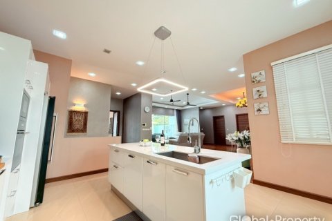 Casa de 5 dormitorios en Pattaya, Tailandia № 163989 - foto 25