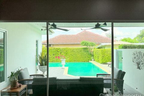 Casa de 5 dormitorios en Pattaya, Tailandia № 163989 - foto 18