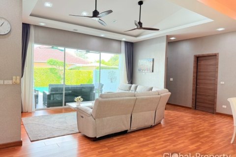Casa de 5 dormitorios en Pattaya, Tailandia № 163989 - foto 15