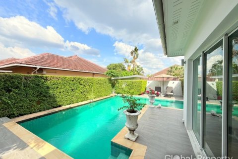 Casa de 5 dormitorios en Pattaya, Tailandia № 163989 - foto 10