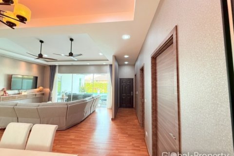 Casa de 5 dormitorios en Pattaya, Tailandia № 163989 - foto 27