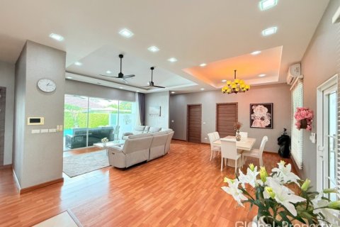 Casa de 5 dormitorios en Pattaya, Tailandia № 163989 - foto 13
