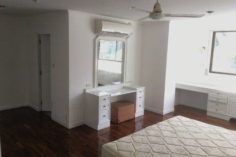 Condominio de 1 dormitorio en Phra Khanong, Bangkok, Tailandia № 143229 - foto 4