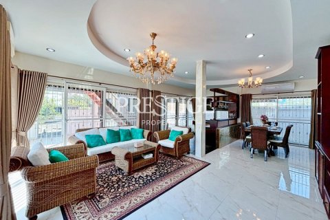Casa de 3 dormitorios en Pattaya, Tailandia № 202054 - foto 2