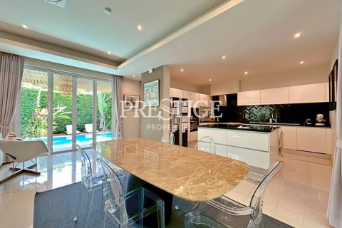 Casa de 4 dormitorios en Pattaya, Tailandia № 202053 - foto 10