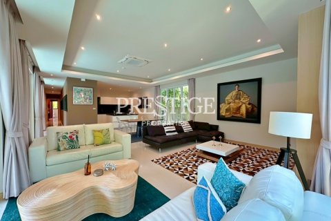 Casa de 4 dormitorios en Pattaya, Tailandia № 202053 - foto 4