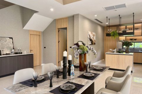 Chalet de 4 dormitorios en Pattaya, Tailandia № 146925 - foto 9