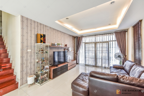 House in Bangkok, Thailand 4 bedrooms № 189457